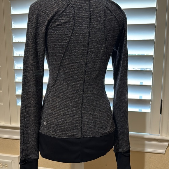 Like new Lulu lemon tops - Picture 4 of 5